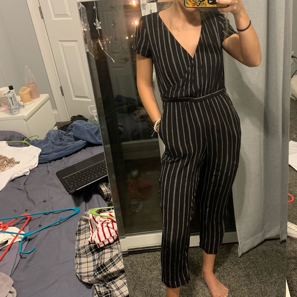 BLACK PINSTRIPE CUTE PANTSUIT